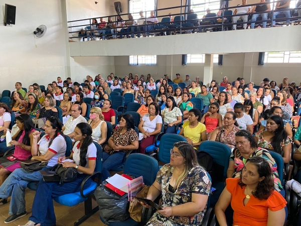 EDUCAÇÃO PROMOVE REUNIÃO ADMINISTRATIVA E PEDAGÓGICA