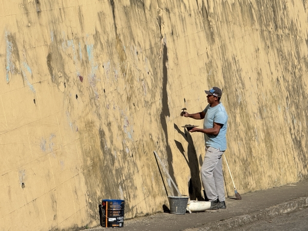 SECRETARIA DE OBRAS REALIZA PINTURA DO ADRO DO SANTU&Aacute;RIO DE NOSSA SENHORA DA SA&Uacute;DE