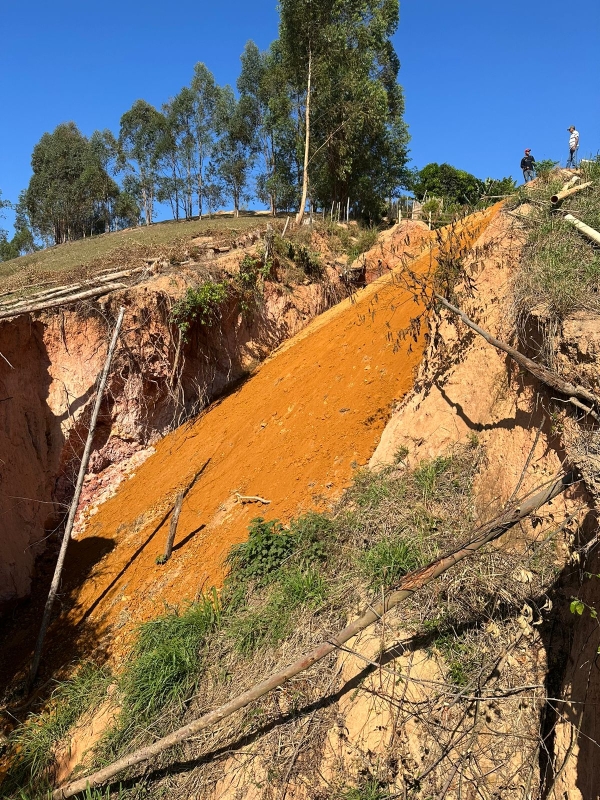 SECRETARIA DE OBRAS REALIZA OBRA DE RECOMPOSI&Ccedil;&Atilde;O DE VIA E CANALETA DISSIPADORA