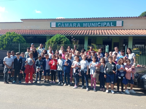 ALUNOS DA REDE MUNICIPAL VISITAM CÂMARA MUNICIPAL