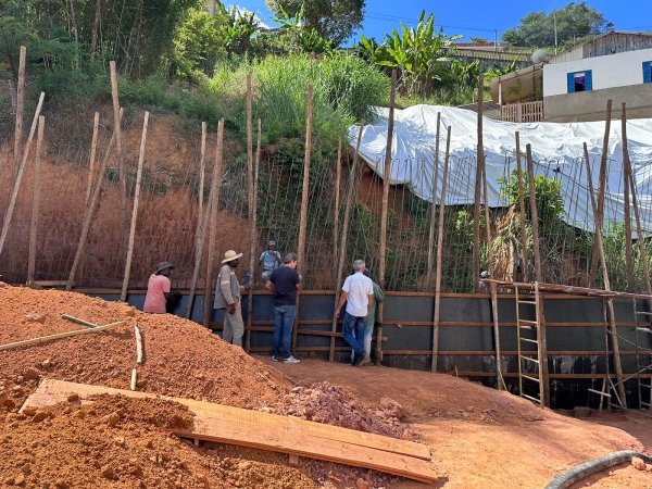 PREFEITURA E GOVERNO DE MINAS CONSTROEM MURO DE CONTENÇÃO NA RUA COSTA SANTOS