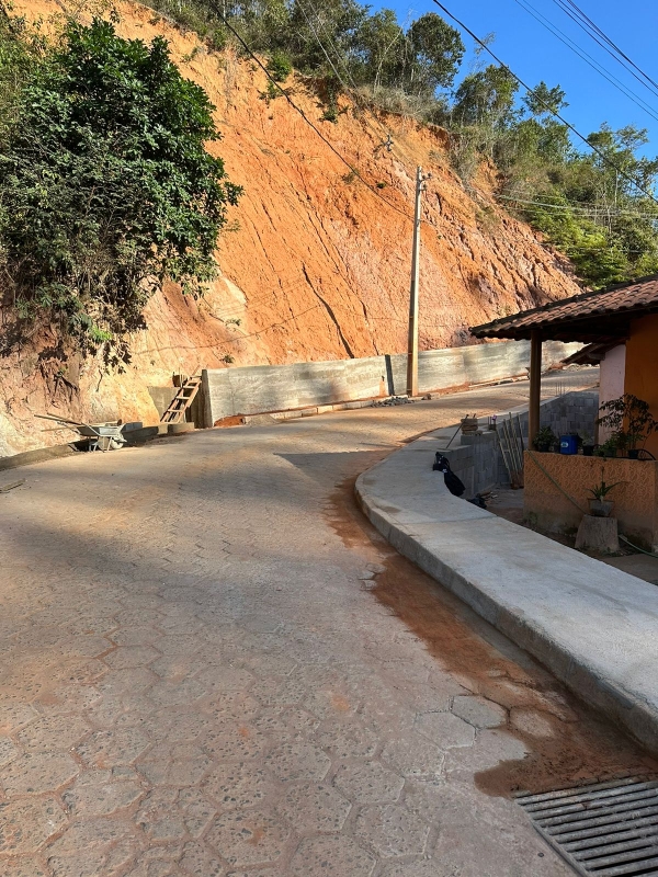 AVANÇAM OBRAS DO MURO DE CONTENÇÃO NO BAIRRO SANTA RITA
