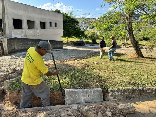 SECRETARIA DE OBRAS INICIA REVITALIZAÇÃO DE PRAÇA PRÓXIMO AO HOSPITAL