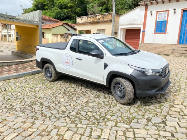 PREFEITURA RECEBE NOVA CAMINHONETE STRADA