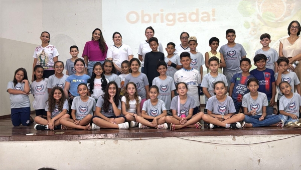 ALIMENTAÇÃO SAUDÁVEL: NUTRICIONISTA MINISTRA PALESTRA EDUCATIVA NA ESCOLA MUNICIPAL NOSSA SENHORA DA SAÚDE