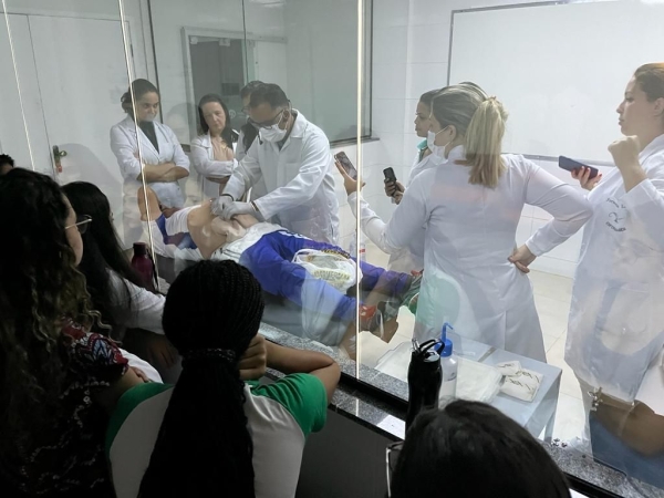 PROFISSIONAIS DA SAÚDE PARTICIPAM DE TREINAMENTO SOBRE CUIDADOS COM OSTOMIZADOS