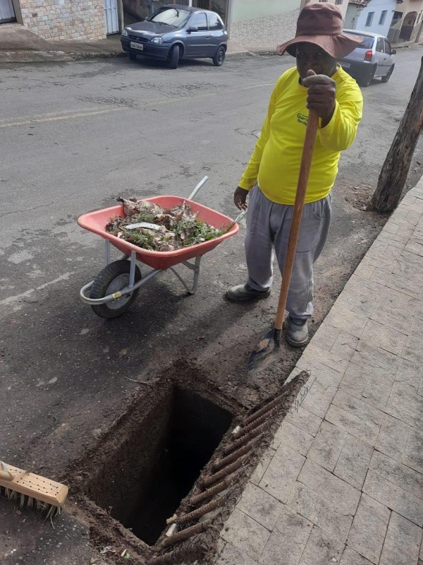 LIMPEZA DAS BOCAS DE LOBO EM DOM SILV&Eacute;RIO: CUIDAR DA CIDADE &Eacute; DEVER DE TODOS.