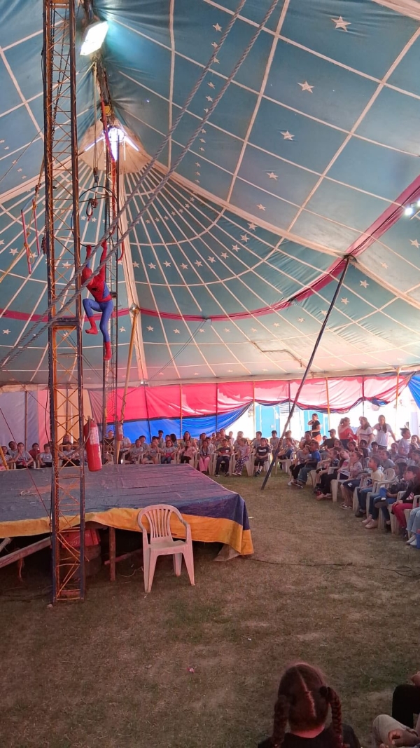 ALUNOS DA ESCOLA MUNICIPAL NOSSA SENHORA DA SA&Uacute;DE VIVEM EXPERI&Ecirc;NCIA M&Aacute;GICA NO CIRCO LOS ANGELES.