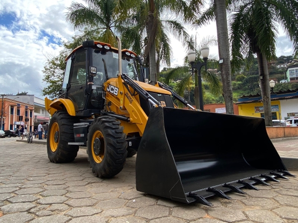PREFEITURA RECEBE NOVA RETROESCAVADEIRA