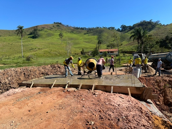 PREFEITURA REALIZA CONCRETAGEM DE PISO NA OBRA DE PONTE EM BARROSO