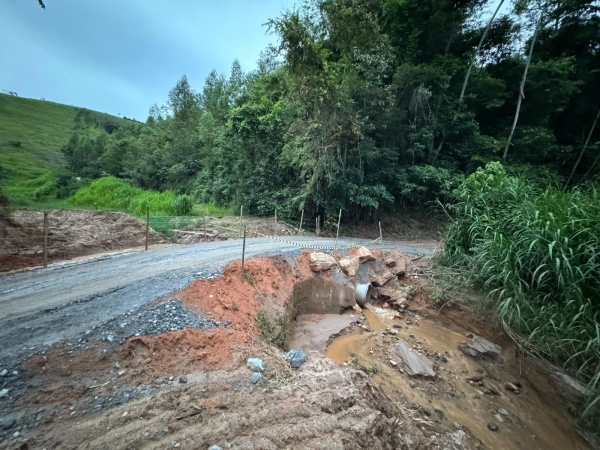 PREFEITURA RECUPERA TRECHO DE ESTRADA PARA ACESSO AO QUINTÃO/QUILOMBO
