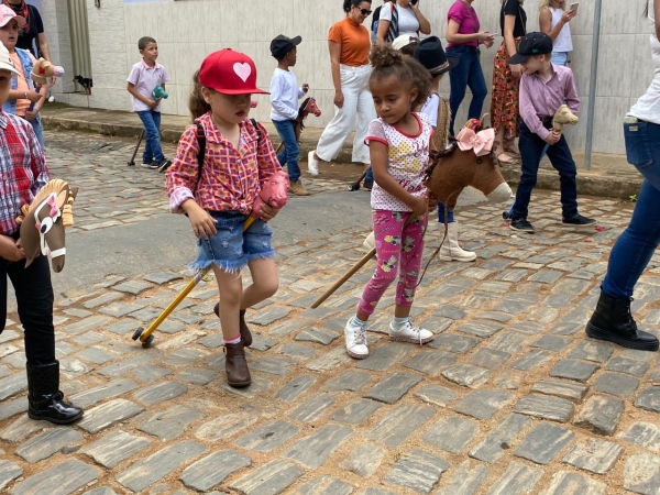 CEILAC REALIZA CAVALGADA INFANTIL