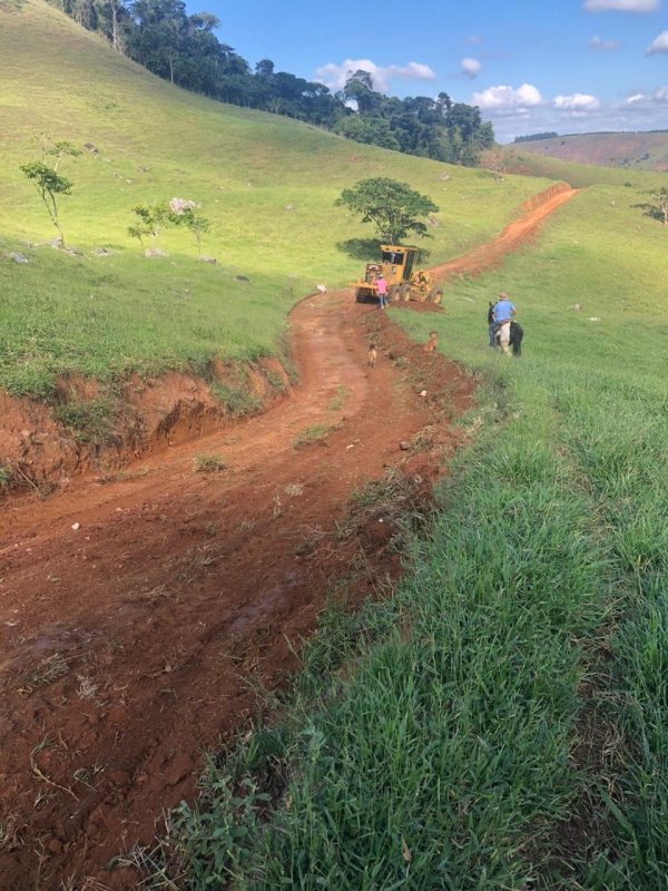 PREFEITURA TRABALHA NAS ESTRADAS RURAIS ENTRE COMUNIDADE DO GONGO E BOM JARDIM