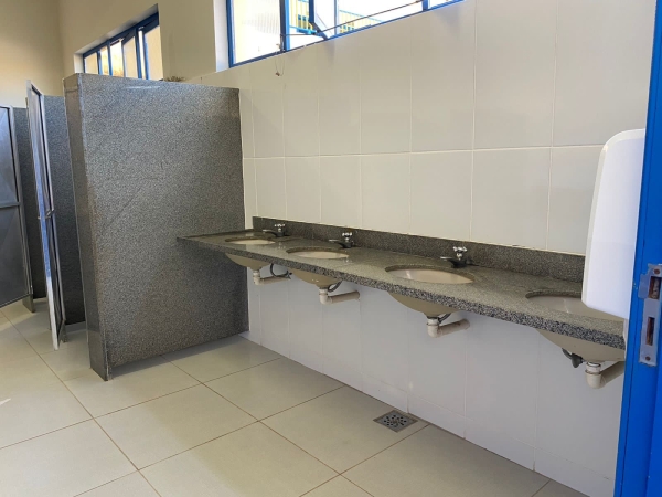 PREFEITURA REFORMA BANHEIROS DA ESCOLA MUNICIPAL NOSSA SENHORA DA SAÚDE